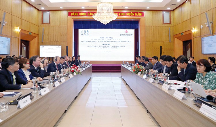 Toàn cảnh buổi làm việc giữa Bộ trưởng Bộ Kế hoạch và Đầu tư Nguyễn Chí Dũng và Đoàn doanh nghiệp cấp cao Hội đồng Kinh doanh Hoa Kỳ - ASEAN