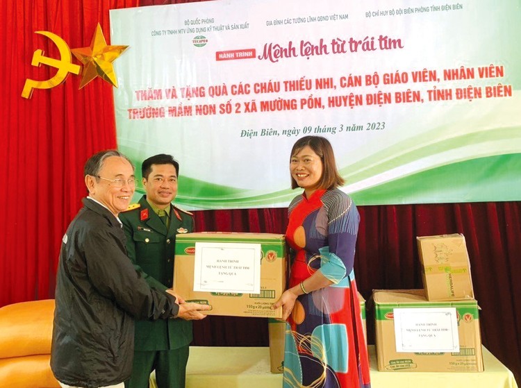 Thượng tá Trần Duy Trinh - Chủ nhiệm Chính trị Công ty TECAPRO trao quà cho Trường Mầm non số 2 xã Mường Pồn, huyện Điện Biên, tỉnh Điện Biên