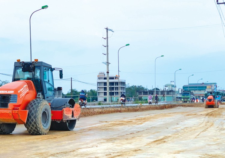 Gói thầu số 01 Xây lắp tuyến số 1 và tuyến số 3 thuộc Dự án Đường nội thị thị xã Ayun Pa, tỉnh Gia Lai đã được triển khai thi công từ đầu năm 2023. Ảnh minh họa: Tiên Giang