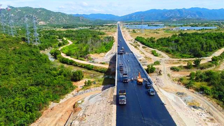 3 dự án thành phần cao tốc Bắc - Nam phía Đông giai đoạn 2017 - 2020 (Mai Sơn - Quốc lộ 45, Vĩnh Hảo - Phan Thiết, Phan Thiết - Dầu Giây) dự kiến thông xe dịp 30/4/2023. Ảnh: Nguyễn Quý