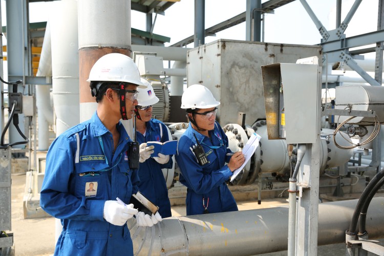 Các kĩ sư vận hành tại Công ty TNHH MTV Lọc hoá dầu Bình Sơn được đánh giá đã trở thành những chuyên gia lọc dầu