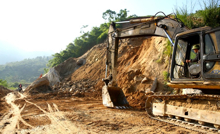 Hồ sơ mời thầu nhiều gói thầu xây lắp trên địa bàn thị xã Hoàng Mai, tỉnh Nghệ An chỉ định các mỏ vật liệu cụ thể tại địa phương. Ảnh minh họa: Tiên Giang
