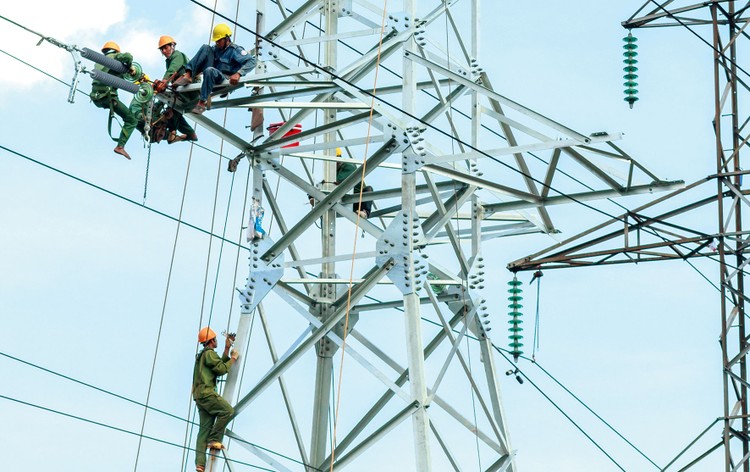 Theo Quy hoạch điện VIII, giai đoạn 2021 - 2030, ước tính tổng nhu cầu vốn đầu tư phát triển nguồn và lưới điện truyền tải của Việt Nam là 134,7 tỷ USD. Ảnh: Nhã Chi