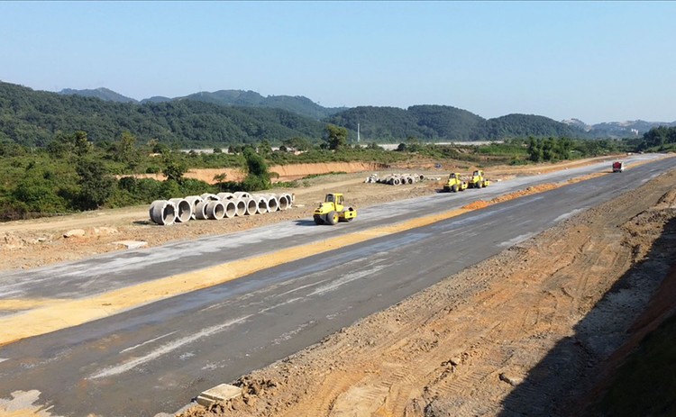 Thi công nền đường Gói thầu số 09 xây dựng tuyến đường BV20 thuộc Dự án Cầu biên giới qua sông Hồng