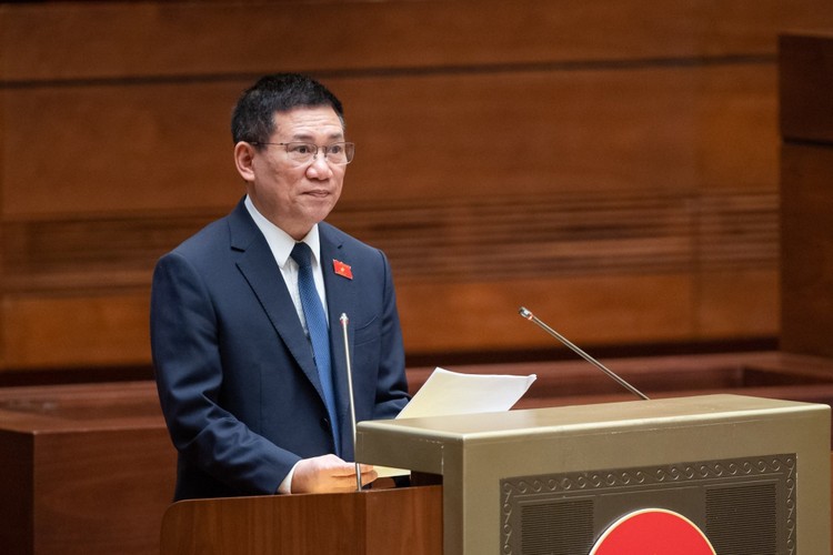 Bộ trưởng Bộ Tài chính Hồ Đức Phớc thừa ủy quyền của Thủ tướng Chính phủ trình bày Báo cáo về công tác thực hành tiết kiệm, chống lãng phí năm 2022. Ảnh: quochoi.vn