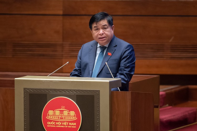 Bộ trưởng Bộ Kế hoạch và Đầu tư Nguyễn Chí Dũng phát biểu tại phiên họp sáng 26/5. Ảnh: quochoi.vn