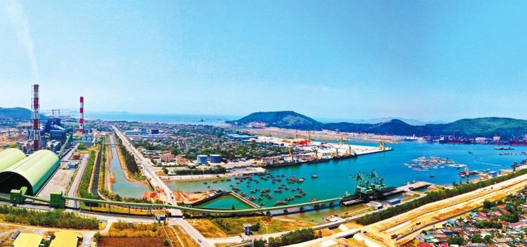 Khu kinh tế Nghi Sơn được định hướng trở thành một trong những trung tâm đô thị, công nghiệp và dịch vụ ven biển trọng điểm của cả nước. Ảnh: Hiếu Nguyễn