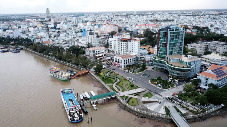 Giao thông thuận lợi sẽ nhanh chóng kết nối các tỉnh vùng Đồng bằng sông Cửu Long với Cần Thơ cũng như các khu chức năng quan trọng của Thành phố. Ảnh: Lê Tiên