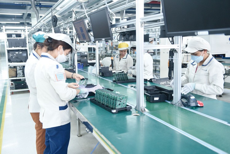 Hàng chục triệu sản phẩm thiết bị điện tử cho hộ gia đình đã được các kỹ sư của VNPT nghiên cứu, thiết kế và được sản xuất tại nhà máy của VNPT