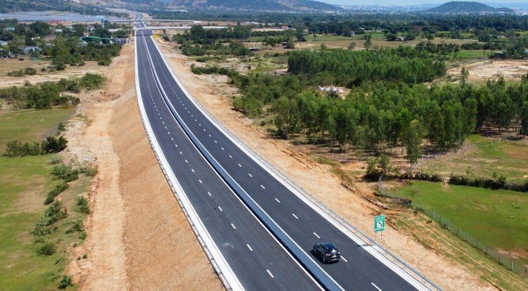 Nửa đầu năm 2023, 4 dự án đường bộ thuộc cao tốc Bắc - Nam đã hoàn thành đưa vào khai thác. Ảnh: Song Lê