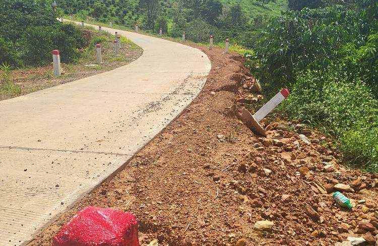 Gói thầu Nâng cấp đường giao thông, thủy lợi phục vụ phát triển cà phê bền vững tại thị trấn Đắk Mâm, huyện Krông Nô, tỉnh Đắk Nông mới đưa vào sử dụng đã xuống cấp. Ảnh: ST