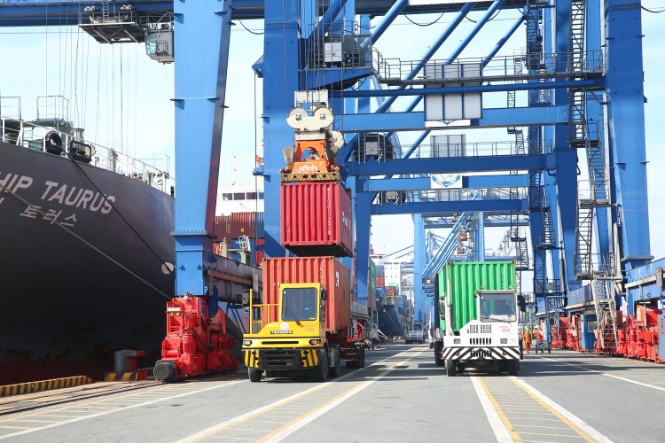 Theo Tổng cục Hải quan, tổng trị giá xuất nhập khẩu chịu thuế của cả nước trong 6 tháng đầu năm giảm 21%. Ảnh: Lê Tiên