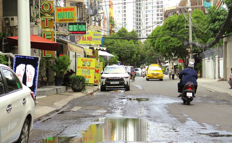 Đường Cửu Long, quận Tân Bình, TP.HCM xuống cấp, ảnh hưởng đến việc tham gia giao thông. Ảnh: Nguyễn Văn