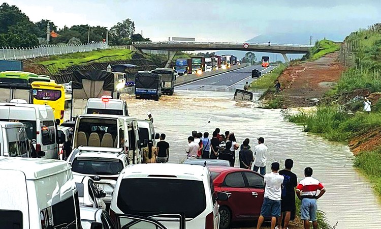 Cao tốc Phan Thiết - Dầu Giây đoạn qua xã Sông Phan, huyện Hàm Tân, tỉnh Bình Thuận có nơi bị ngập gần 1 m. Ảnh: Phạm Tư