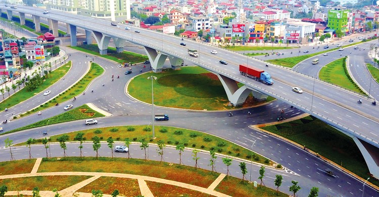 Dự án Xây dựng nút giao thông trung tâm quận Long Biên thông xe từ năm 2016 nhưng đến nay vẫn chưa hoàn thành giao quỹ đất đối ứng thanh toán cho nhà đầu tư. Ảnh: Nhật Quang