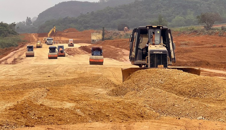 Việc sớm đưa vào khai thác các mỏ vật liệu xây dựng là điều kiện tiên quyết để hoàn thành Dự án cao tốc Bắc - Nam phía Đông đúng kế hoạch. Ảnh: Song Lê