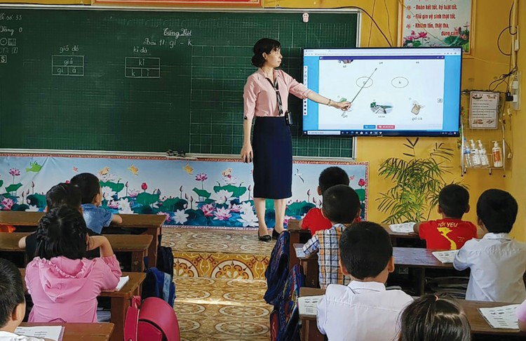 Smart tivi kèm phần mềm sách giáo khoa điện tử là một trong những hàng hóa của Gói thầu số 04 Mua sắm tài sản, trang thiết bị dạy học tại huyện Sơn Tịnh, tỉnh Quảng Ngãi. Ảnh: NC st
