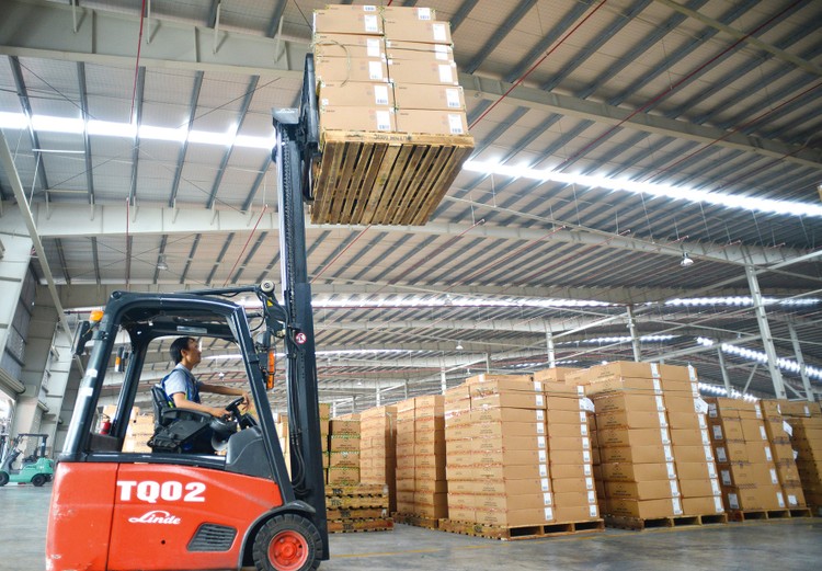 Tổng cầu thế giới phục hồi sẽ giúp đơn hàng xuất khẩu của doanh nghiệp Việt Nam tăng trở lại. Ảnh: Đinh Quang Tuấn
