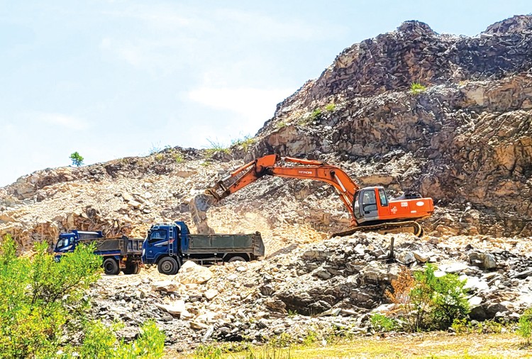 Một điểm khai thác vật liệu đá xây dựng tại Đà Nẵng. Ảnh: Minh Hà