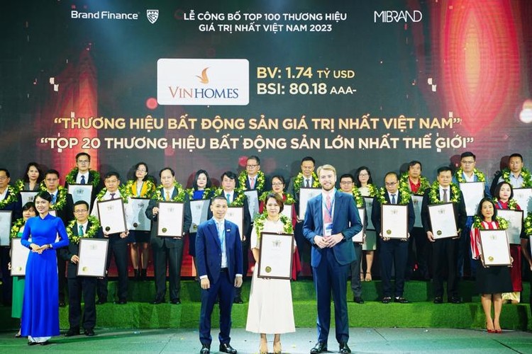 Bà Nguyễn Thu Hằng - Tổng Giám đốc Công ty CP Vinhomes nhận bằng chứng nhận Top 20 thương hiệu bất động sản giá trị nhất thế giới
