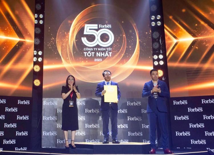 Đại diện Bảo Việt tại Lễ vinh danh 50 công ty niêm yết tốt nhất Việt Nam năm 2023