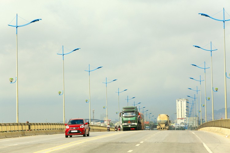 Chỉ có 1 nhà thầu đáp ứng yêu cầu về kỹ thuật tại Gói thầu số 03 Thi công hạng mục giao thông, chiếu sáng, hạ tầng kỹ thuật thuộc Dự án Nâng cấp đường Cao Bá Quát, TP. Bảo Lộc (Lâm Đồng). Ảnh: LTT