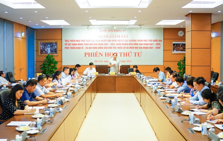 Phó Chủ tịch Quốc hội Trần Quang Phương, Trưởng Đoàn giám sát phát biểu tại phiên họp. Ảnh: Minh Hùng