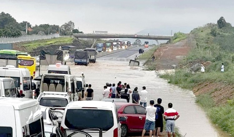 Mưa lớn kéo dài gây ngập cục bộ tại đoạn tuyến Km25+369 - Km25+469 thuộc cao tốc Phan Thiết - Dầu Giây ngày 29/7/2023. Ảnh: VOV