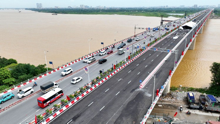 Cầu Vĩnh Tuy (giai đoạn 2) vừa được đưa vào vận hành. Ảnh: Lê Tiên