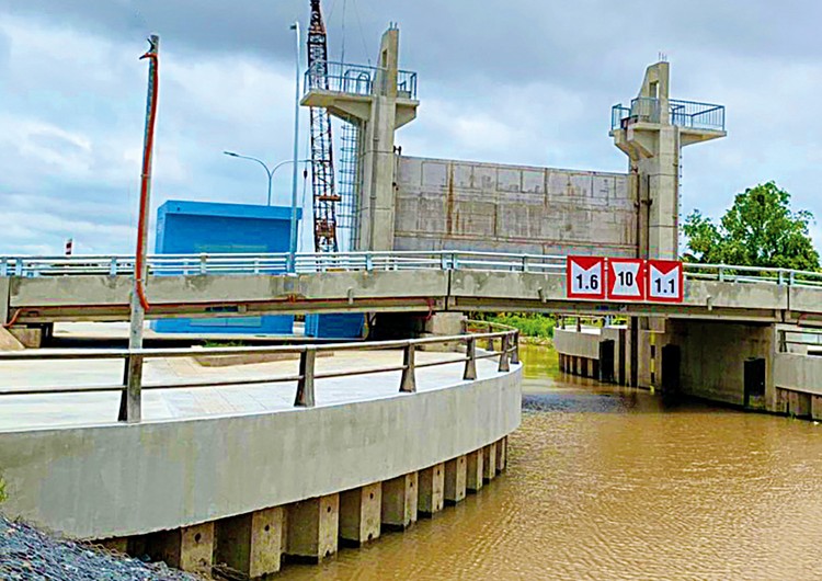 Hiện 5 trong 6 cống thuộc Dự án Đầu tư xây dựng hệ thống cống ngăn mặn tại đầu các kênh rạch ra sông Tiền trên Đường tỉnh 864 (giai đoạn 1) đã hoàn thành. Ảnh: A.B