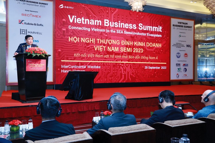 Bộ trưởng Bộ Kế hoạch và Đầu tư Nguyễn Chí Dũng khẳng định Việt Nam sẽ xây dựng một môi trường kinh doanh thuận lợi với những chính sách đầu tư hợp lý để phát triển công nghệ bán dẫn. Ảnh: Lê Tiên