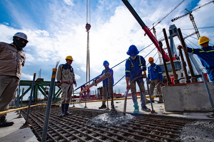 Nhà thầu thực hiện các công đoạn cuối cùng tại Dự án cầu Mỹ Thuận 2 trước thời điểm hợp long