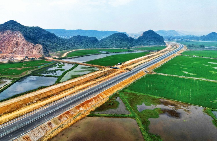 Đến năm 2030, Việt Nam sẽ có 5.000 km đường cao tốc và hoàn thành nhiều sân bay, bến cảng lớn. Ảnh: Lê Tiên
