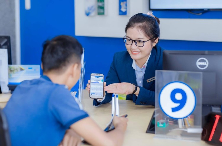 Đến nay có tới 96% ngân hàng tại Việt Nam đã và đang xây dựng chiến lược chuyển đổi số và có 92% ngân hàng đã phát triển dịch vụ ứng dụng trên Internet và Mobile. Ảnh: MB