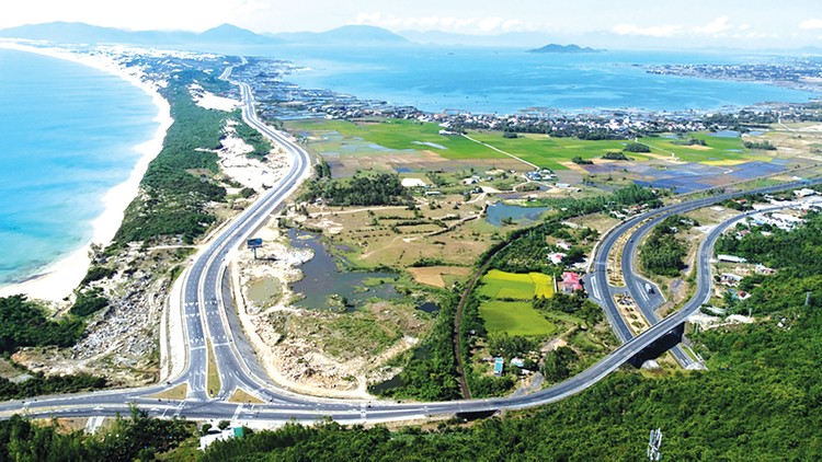 Hạ tầng giao thông đã được tỉnh Khánh Hòa đầu tư tại Khu kinh tế Vân Phong. Ảnh: Minh Hạnh