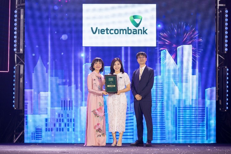 Bà Nguyễn Thị Minh Hải - Phó Trưởng Văn phòng đại diện Vietcombank tại TP.HCM nhận giải thưởng do Ban tổ chức trao tặng