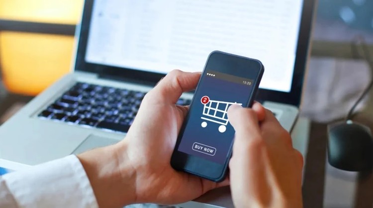 Số lượng người dùng mua sắm trực tuyến đã tăng 3,1%, lên mức 134,2 triệu, bù đắp cho số lượng khách hàng ghé thăm các cửa hàng truyền thống giảm nhẹ. (Nguồn: Adobe Stock)