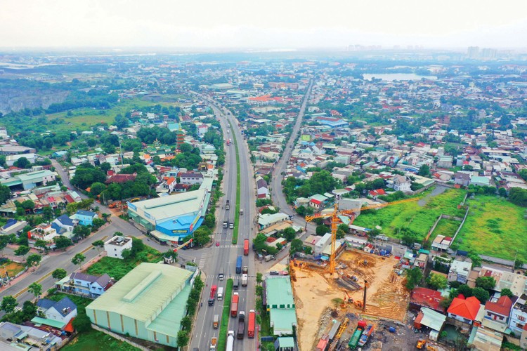 Tại Dự án thành phần 3 - Vành đai 3 TP.HCM, tỉnh Đồng Nai phải giải phóng mặt bằng 65 ha với tổng số 749 hộ dân. Ảnh: Song Lê