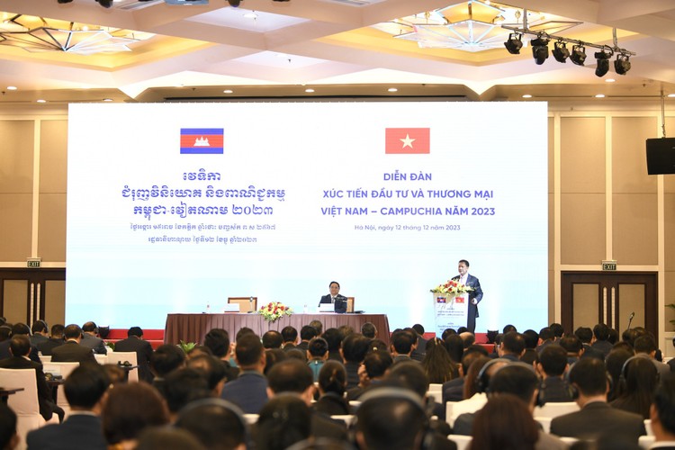 Diễn đàn Xúc tiến đầu tư và thương mại Việt Nam - Campuchia diễn ra sáng 12/12. Ảnh: VGP