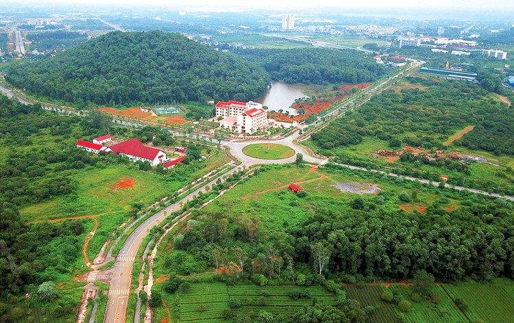 Dự án Đại học Quốc gia Hà Nội tại Hòa Lạc triển khai kéo dài, một số dự án thành phần điều chỉnh thiết kế, dự toán, giải phóng mặt bằng khó khăn dẫn đến giải ngân thấp. Ảnh: Giang Huy