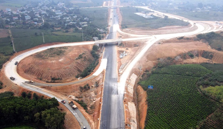 Cao tốc Tuyên Quang - Phú Thọ là dự án trọng điểm quốc gia, dài 40,2 km, tổng mức đầu tư 3.753 tỷ đồng. Ảnh: Vân Chi