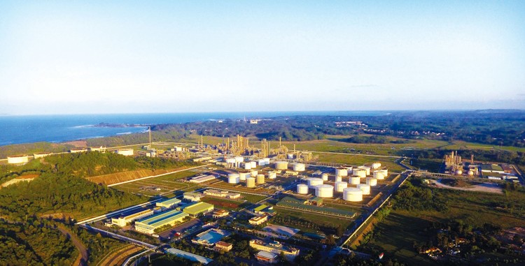 Tận dụng hiệu ứng lan tỏa từ Nhà máy Lọc dầu Dung Quất, Quảng Ngãi đã thu hút hàng loạt dự án công nghiệp quy mô lớn, góp phần tăng thu ngân sách địa phương