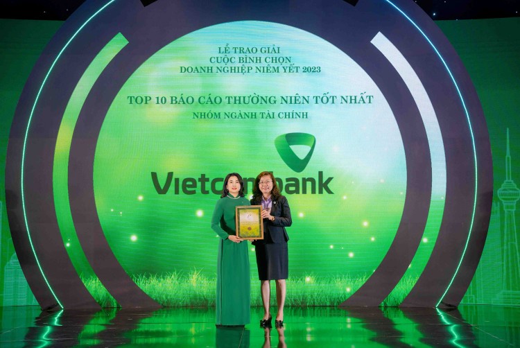 Đại diện Vietcombank, bà Bạch Thị Thanh Hà - Trưởng phòng Quan hệ công chúng (bên trái) nhận giải thưởng từ Ban tổ chức