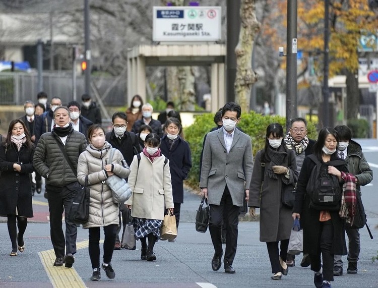 Người dân trên đường tới nơi làm việc ở Tokyo (Nhật Bản). (Ảnh: Kyodo/TTXVN)