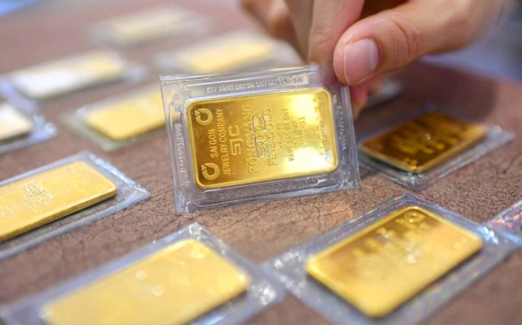 Ngày 9/1/2024, giá vàng miếng SJC mua vào - bán ra được giao dịch phổ biến ở mức 71 triệu đồng - 74 triệu đồng/lượng, cao hơn giá vàng thế giới 14 triệu đồng/lượng. Ảnh: Duy Hiệu