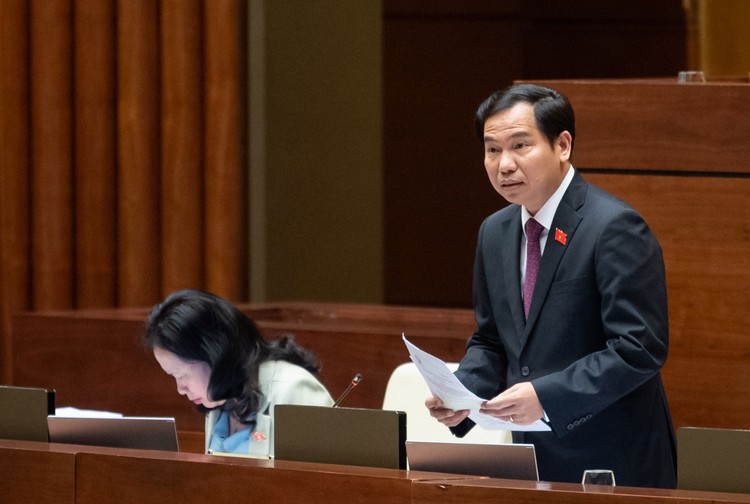 Chủ nhiệm Ủy ban Tài chính - Ngân sách của Quốc hội Lê Quang Mạnh trình bày báo cáo thẩm tra về việc bổ sung Kế hoạch đầu tư công trung hạn vốn NSTW giai đoạn 2021 – 2025. Ảnh: Nghĩa Đức