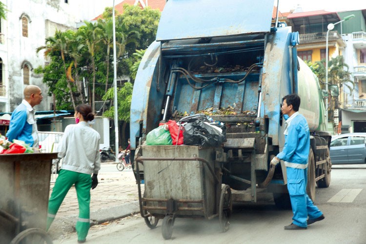 Trong nhiều năm qua, URENCO đảm nhận các gói thầu vệ sinh môi trường tại các quận, huyện lớn của Hà Nội. Ảnh: Nhã Chi