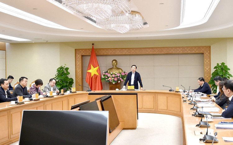 Phó Thủ tướng Trần Hồng Hà nhấn mạnh tầm quan trọng của việc xây dựng các văn bản hướng dẫn thi hành Luật Đất đai (sửa đổi). Ảnh: Đình Hải