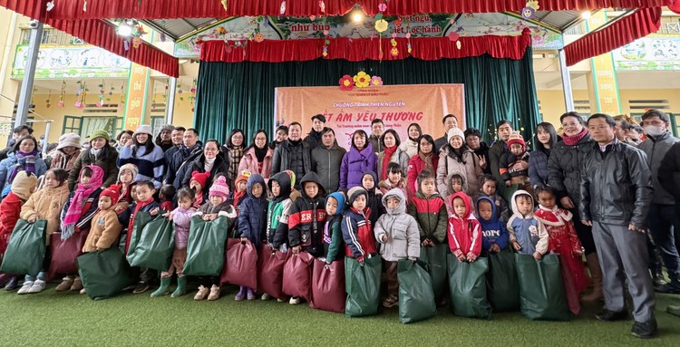 Đoàn thiện nguyện trao quà cho 400 cháu mầm non của Trường mầm non số 1, số 2 xã Lùng Thẩn, huyện Si Ma Cai, tỉnh Lào Cai
