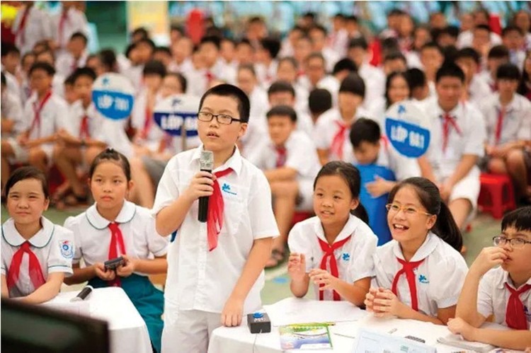 Việt Nam đang thực hiện công cuộc đổi mới giáo dục bắt đầu từ cấp mầm non, tiểu học nhằm chú trọng truyền thụ kiến thức (dạy chữ) và hình thành năng lực, phẩm chất tạo nên nhân cách con người (dạy người)